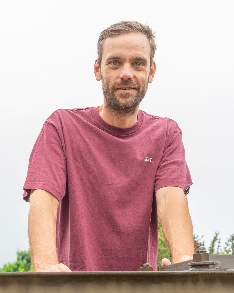Thomas Kleppe, staand achter een stalen brugleuning